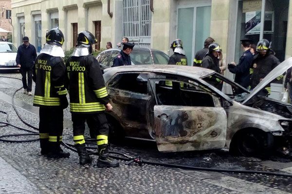 Auto in fiamme in via Verdi, traffico in tilt: I VIDEO