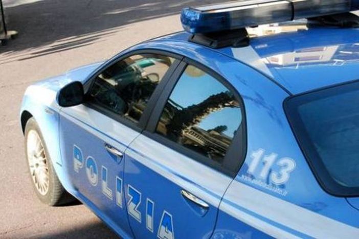 Gironzola tra le case portando addosso un'arma finta