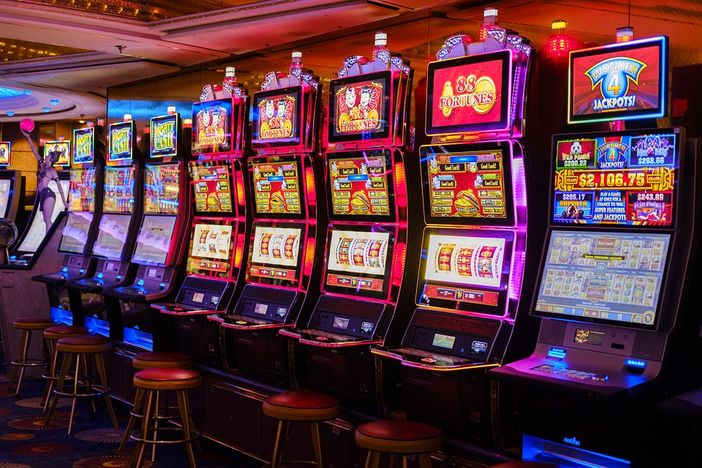 Perde 200 euro alla slot e, preso dalla rabbia, sfascia la macchina a pugni e calci Perde 200 euro alla slot e, preso dalla rabbia, sfascia la macchina a pugni e calci