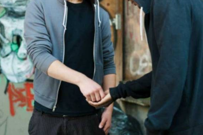 Spaccio: nei guai padre e figlio 17enne. Il ragazzo è stato arrestato Spaccio: nei guai padre e figlio 17enne. Il ragazzo è stato arrestato