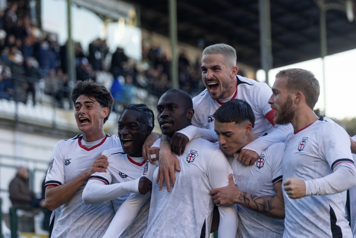 Tutti attorno ad Akpa Akpro, dopo la rete (f. DEVECCHI) Tutti attorno ad Akpa Akpro, dopo la rete (f. DEVECCHI)