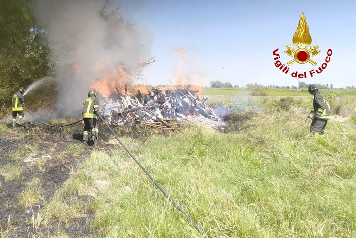 Incendio in cascina, intervento dei Vigili del fuoco Incendio in cascina, intervento dei Vigili del fuoco