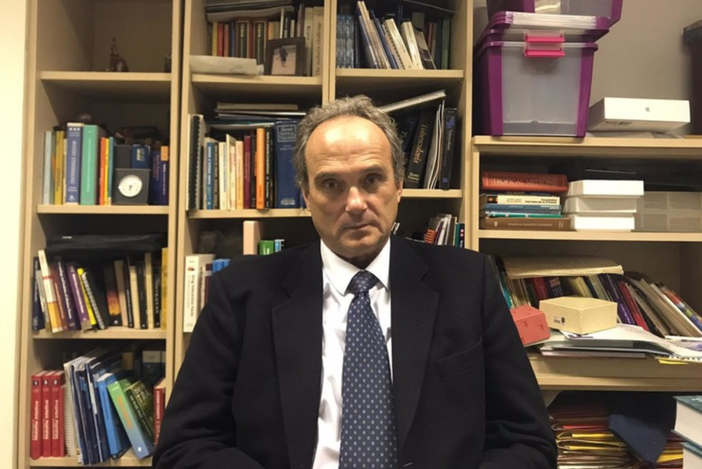 Coronavirus, per il virologo Di Perri "sarà un Natale dimezzato"