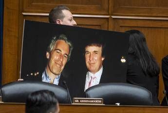 Caso Epstein, pubblicati 8mila documenti: Trump ha viaggiato sull'aereo del finanziere Caso Epstein, pubblicati 8mila documenti: Trump ha viaggiato sull'aereo del finanziere