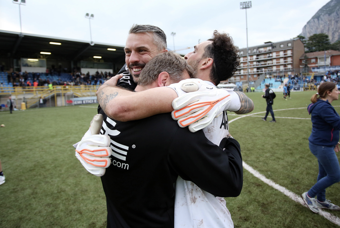 L'emozione di Gardano, che si abbraccia con Arrighini e Valentini (FOTO LUSSOSO)