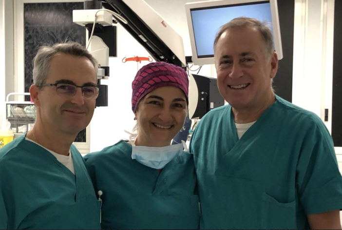 da sin: il dottor Marco Colombi, l'infermiera strumentista Franca Mazza e il dottor Vittorio Germinetti