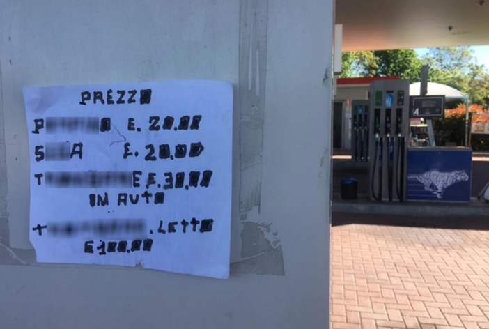 Area di servizio "colonizzata" dalle prostitute. Che affiggono anche il listino prezzi