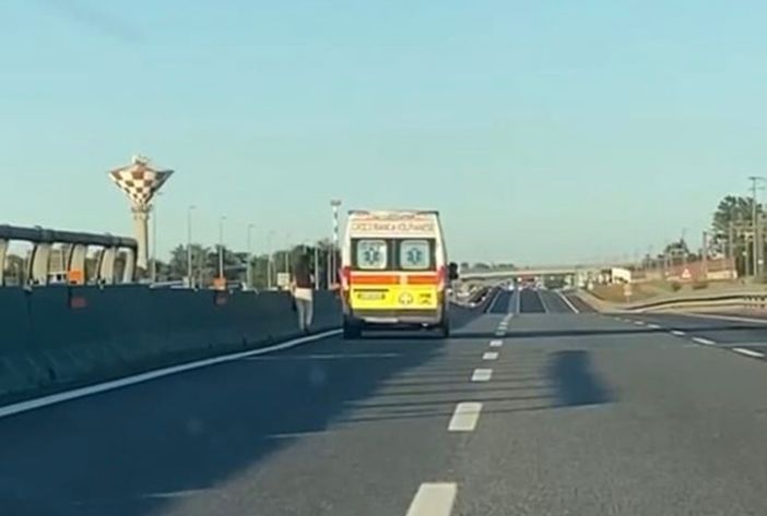 Ragazza a piedi sull'autostrada Torino-Milano: le auto l'hanno schivata per miracolo [VIDEO]