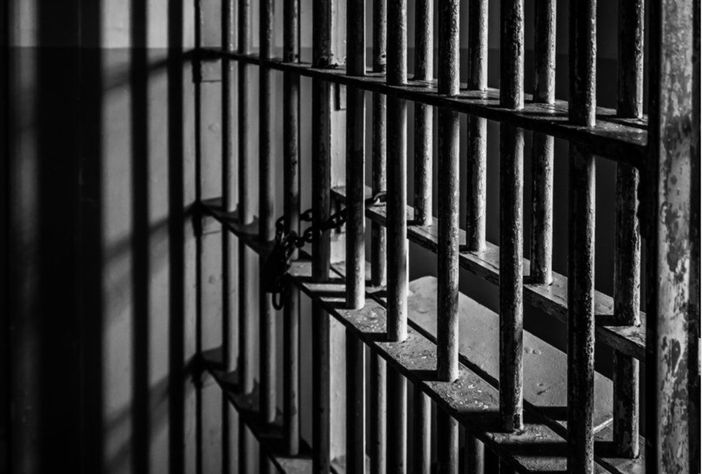 Protesta violenta in carcere: detenuti incendiano lenzuola e rompono plafoniere e videocamere Protesta violenta in carcere: detenuti incendiano lenzuola e rompono plafoniere e videocamere