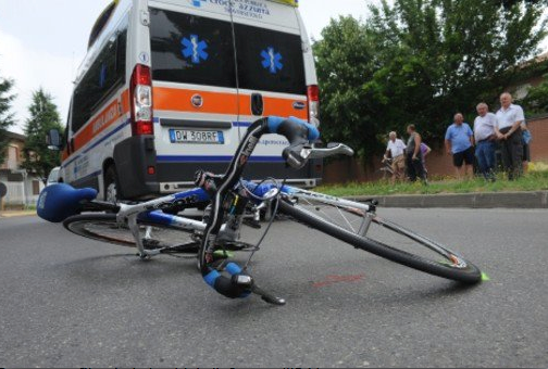 Scontro tra bici e auto: vercellese in ospedale