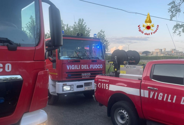 Immondizia in fiamme all'ex cementificio