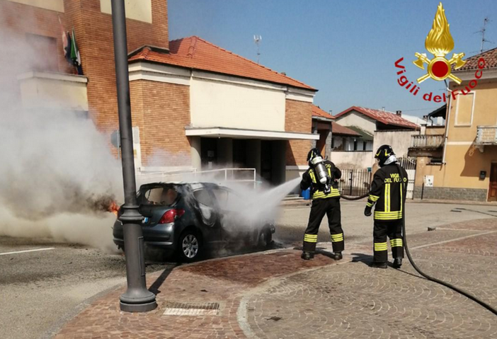 Auto in fiamme ad Asigliano - IL VIDEO Auto in fiamme ad Asigliano - IL VIDEO