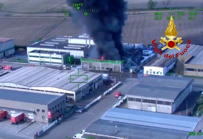 Rogo alla Kemi, in corso le indagini e la messa in sicurezza - VIDEO Rogo alla Kemi, in corso le indagini e la messa in sicurezza - VIDEO