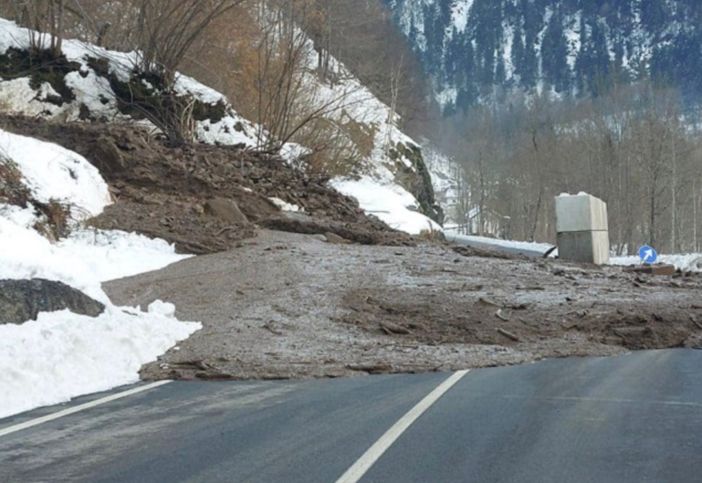 Alta Valsesia di nuovo isolata: versante instabile a Piode, passano solo i mezzi di servizio