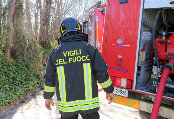 Schianto in risaia, morto il pilota di un ultraleggero Schianto in risaia, morto il pilota di un ultraleggero