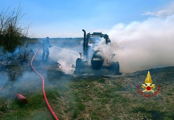 A fuoco un mezzo agricolo: le fiamme rischiano di estendersi alla risaia