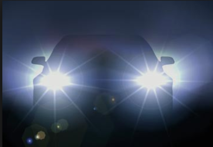 Auto sfonda il passaggio a livello e si blocca sui binari Auto sfonda il passaggio a livello e si blocca sui binari