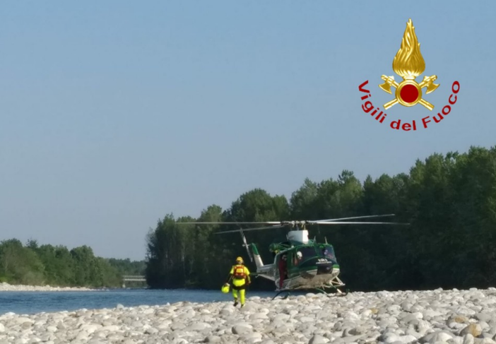 Si immergono nella Sesia e vengono trascinati via dalla corrente - FOTO E VIDEO