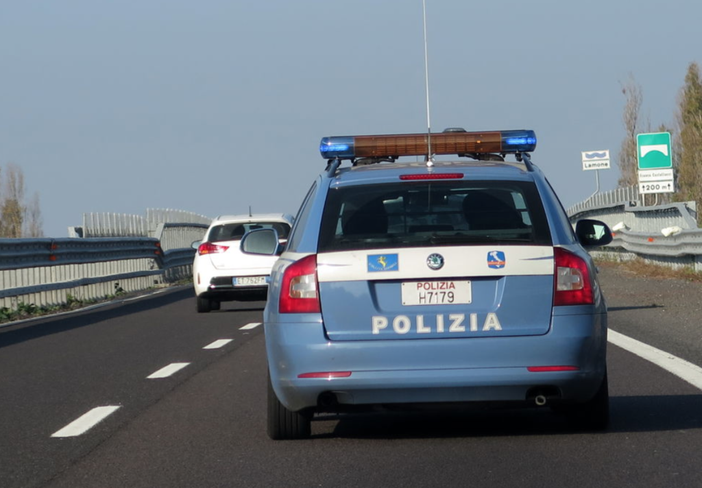 Rischia di soffocare per un boccone del panino Rischia di soffocare per un boccone del panino