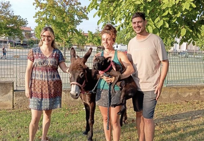 A piedi lungo la via Francigena con l'asinello Sheldon e il cane Rugo A piedi lungo la via Francigena con l'asinello Sheldon e il cane Rugo