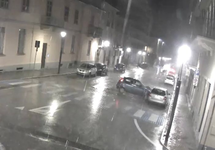 Colpisce un'auto in sosta e fugge: chi lo riconosce? - VIDEO Colpisce un'auto in sosta e fugge: chi lo riconosce? - VIDEO