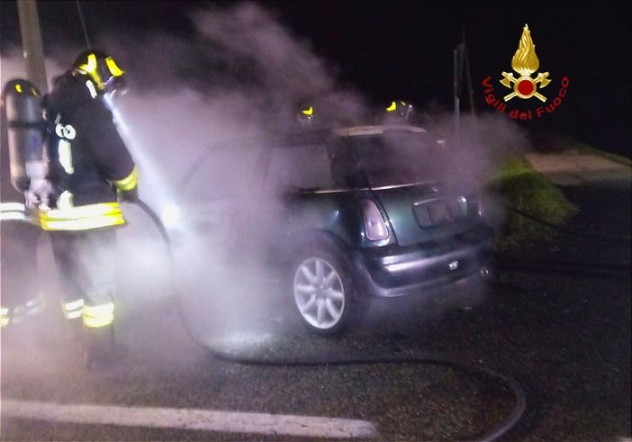 Dopo l'incidente l'auto prende fuoco: momenti di paura nella serata di venerdì Dopo l'incidente l'auto prende fuoco: momenti di paura nella serata di venerdì