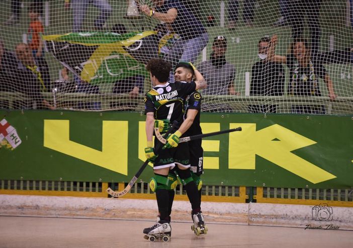 Cosimo Mattugini e Juan Moyano festeggiano dopo una rete di Engas Hockey Vercelli (foto di Ilaria Pozzato)