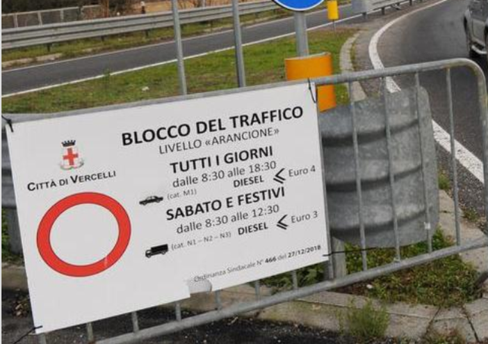 Fino a nuovo ordine, blocco del traffico per i vecchi diesel Fino a nuovo ordine, blocco del traffico per i vecchi diesel