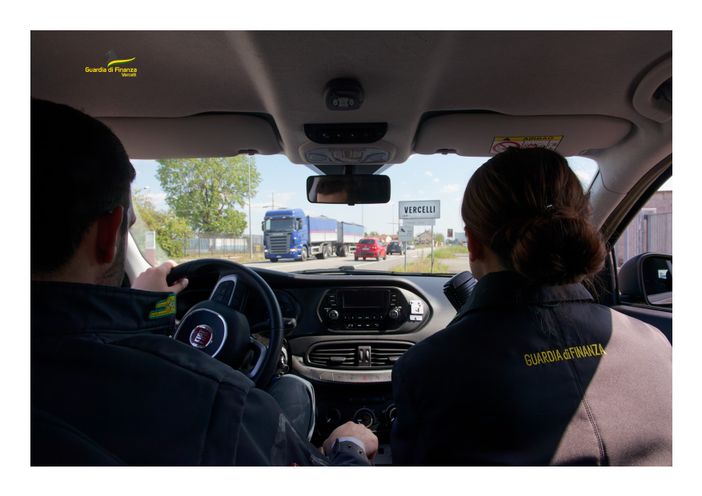 Tre lavoratori in nero e 11.414 articoli non sicuri sequestrati