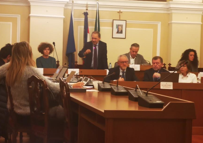 Un momento di confronto tra Corsaro e la minoranza nel corso di un recente consiglio comunale Un momento di confronto tra Corsaro e la minoranza nel corso di un recente consiglio comunale