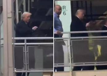 Trump fa il dito medio? Casa Bianca: "Risposta appropriata a contestatore"