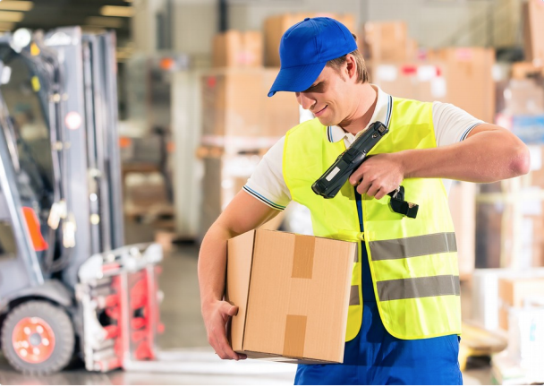 Amazon aumenta gli stipendi: 1.764 euro lordi ai neo assunti