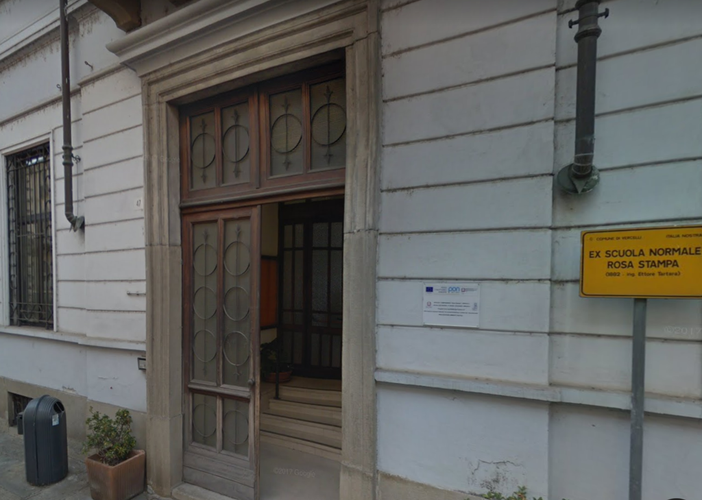 L'ingresso della scuola media Avogadro di via Gioberti