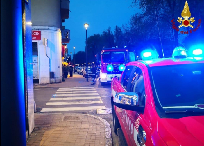 Fumo dalle cantine del condominio: momenti di preoccupazione in via XX Settembre