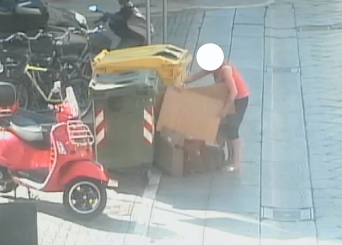 Rifiuti: così la città viene trasformata in discarica - FOTO E VIDEO