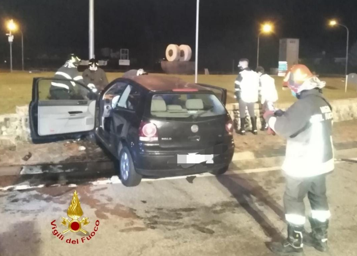Schianto alla rotonda: una donna in ospedale