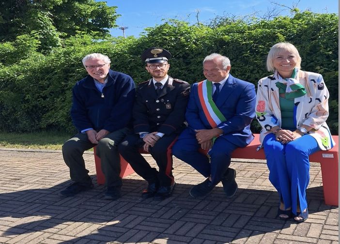 Crocicchio, panchina rossa contro la violenza sulle donne Crocicchio, panchina rossa contro la violenza sulle donne