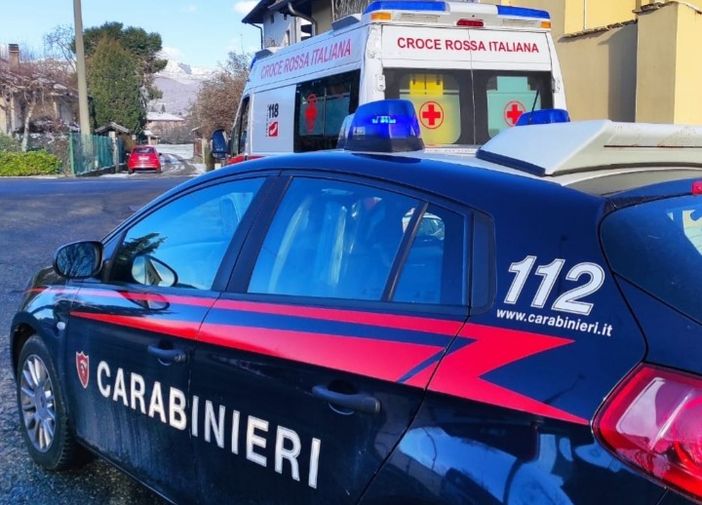 Manda un messaggio di sconforto all'amico. Lo salvano i carabinieri Manda un messaggio di sconforto all'amico. Lo salvano i carabinieri