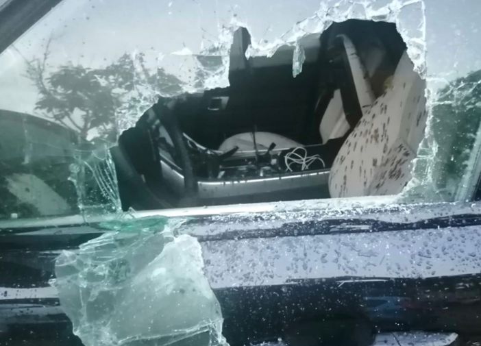 Notte di follia a Casale: pietre contro le auto e barista ferita Notte di follia a Casale: pietre contro le auto e barista ferita