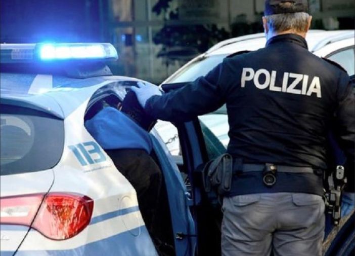 Tenta il suicidio sul cavalcavia, salvata dalla Polizia Tenta il suicidio sul cavalcavia, salvata dalla Polizia