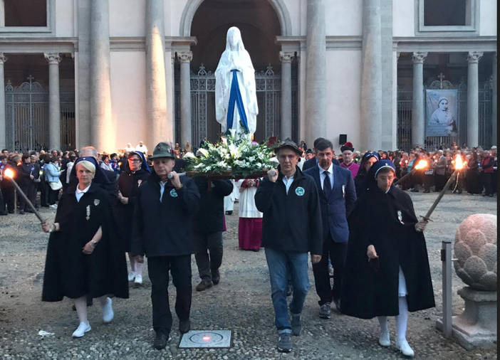 In processione, sentendosi come a Lourdes - FOTOGALLERY