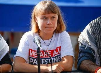 Maltrattamenti su Greta Thunberg e attivisti Flotilla, Israele smentisce: "Menzogne" Maltrattamenti su Greta Thunberg e attivisti Flotilla, Israele smentisce: "Menzogne"