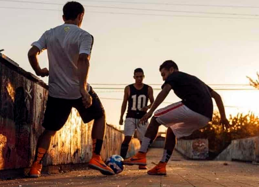"La piazza non è un campo di calcio: multe salate a chi improvvisa le partite "La piazza non è un campo di calcio: multe salate a chi improvvisa le partite