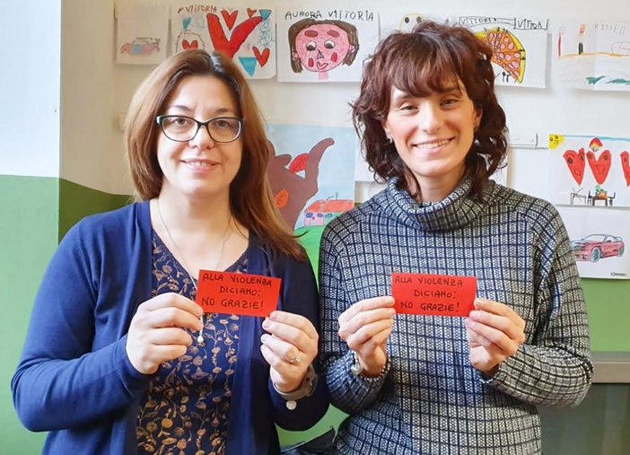 Emanuela Quirci e Cristina Ferraris con il cartellino "No grazie"