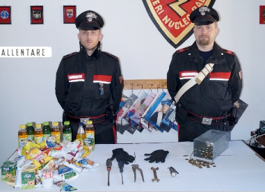 Saccheggiava i distributori automatici dell'Asl: preso con la refurtiva nel sacco