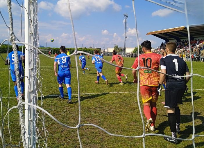 Germano (il 10) e il portiere Lancini, protagonisti del match salvezza Germano (il 10) e il portiere Lancini, protagonisti del match salvezza