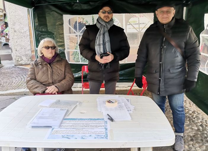 Uno dei banchetti organizzati dal Comitato Acqua Pubblica