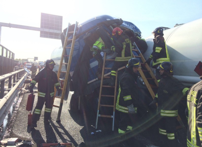Incidente in autostrada tra mezzi pesanti - la fotogallery