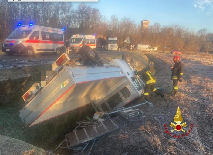 Incidente a Rovasenda: furgone e Fiat 500 finiscono fuori strada