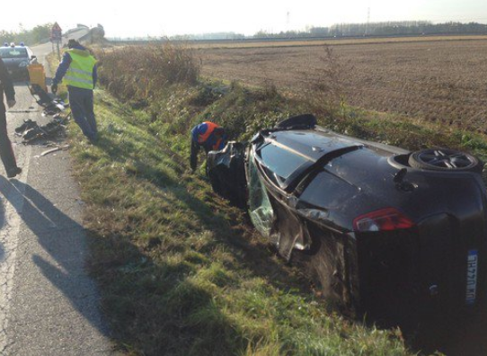 Pauroso frontale: un'auto finisce nel canale